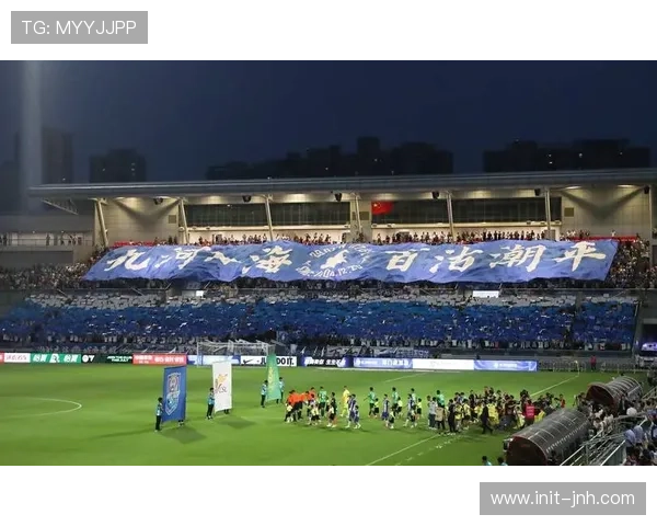 球迷组织志愿清扫球场积雪，协助俱乐部恢复训练